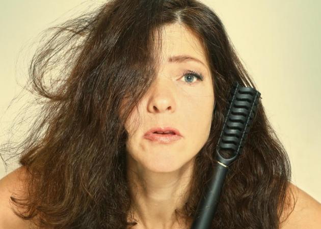 Τώρα υπάρχει βούρτσα που δονείται όταν χτενίζεις τα μαλλιά σου λάθος!