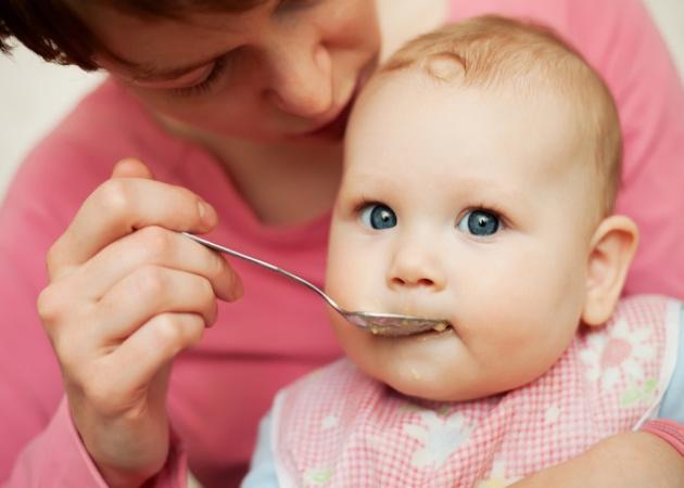 Στερεές τροφές: πότε και πώς ξεκινάμε να τις δίνουμε στο μωρό;