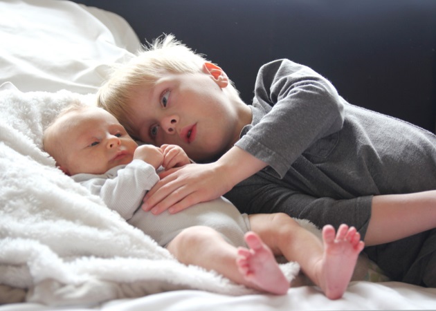 Αδερφικές… διαμάχες: Πώς να βοηθήσεις τα μικρά σου να αποκτήσουν μια ισορροπημένη σχέση