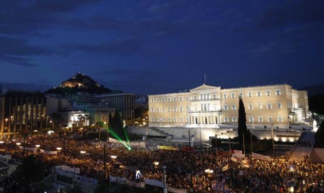 Χιλιάδες οι Αγανακτισμένοι για 19η μέρα στο Σύνταγμα