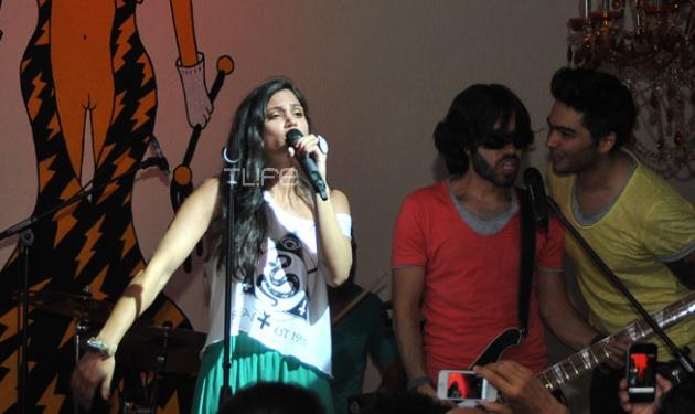 Μ. Συνατσάκη: Ξανά στη σκηνή για να τραγουδήσει! Φωτογραφίες