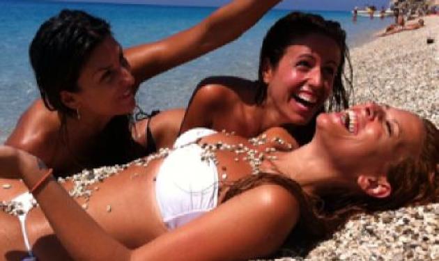 Η Σ. Χρηστίδου σε παραλία της Λευκάδας με τις φίλες της!