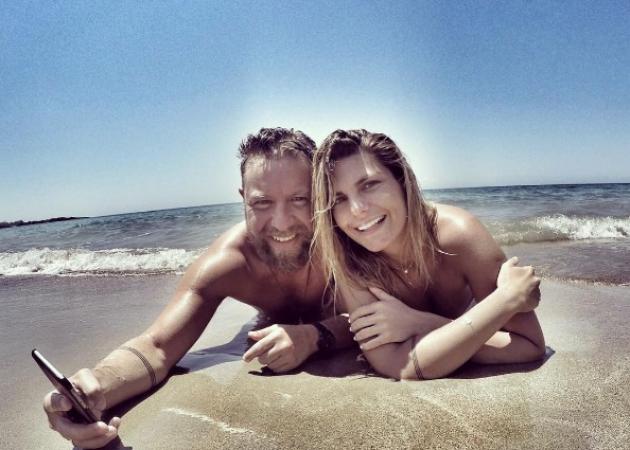Γιάννης Βαρδής – Νατάσα Σκαφιδά: Βουτιές και selfies στην παραλία!