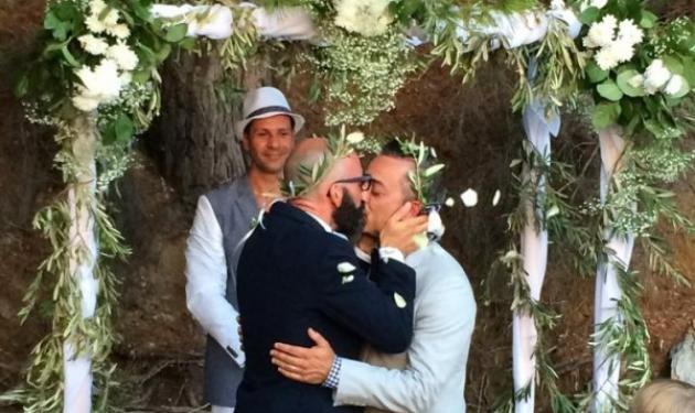 Ρομαντικός gay γάμος για Κύπριο σκηνοθέτη στη Σκόπελο, σε σκηνικό ”Mamma Mia”!