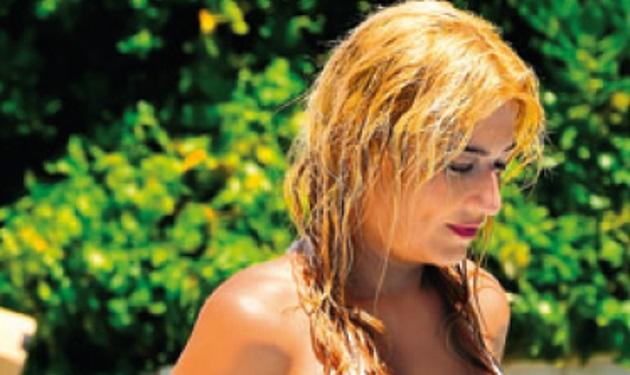 Φαίη Σκορδά: Οι βουτιές με το sexy μπικίνι και τα παιχνίδια στην πισίνα με τον Γιώργο Λιάγκα και τους γιους τους! Φωτογραφίες