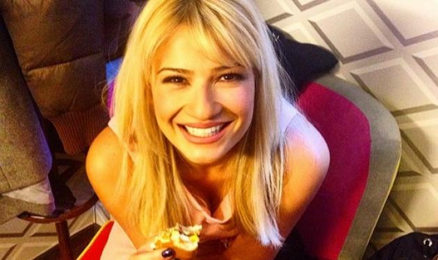 Φαίη Σκορδά: Την “τσάκωσαν” να τρώει burger!