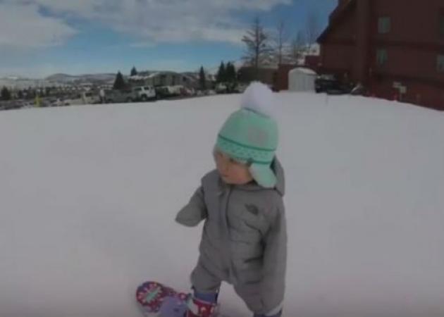 Πιτσιρίκα ενός έτους κάνει snowboard σαν επαγγελματίας και τρελαίνει το διαδίκτυο!