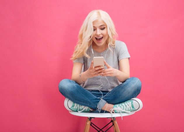 Εθισμός στο κινητό: Τι να προσέξεις στο εφηβάκι σου