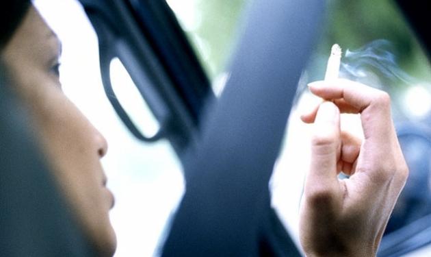 Γιατί δεν πρέπει να καπνίζετε στο αμάξι, ακόμη και με ανοιχτά παράθυρα;