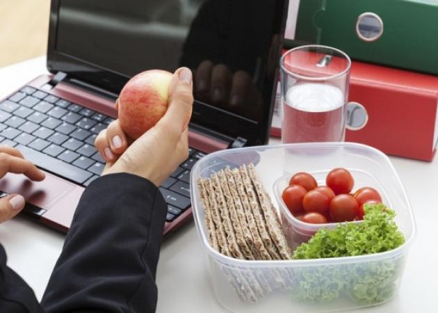 Κάνεις δίαιτα; Δες τι να παίρνεις για εύκολο και υγιεινό σνακ στην δουλειά