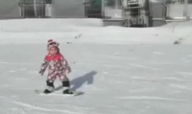 Είναι 23 μηνών και κάνει snowboard! Δες το βίντεο!