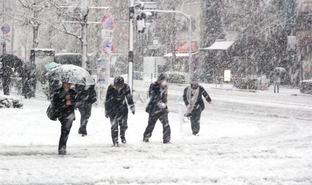 Κρύο σε όλη τη χώρα και θυελλώδεις άνεμοι – Απαγορευτικό απόπλου από Πειραιά και Ραφήνα