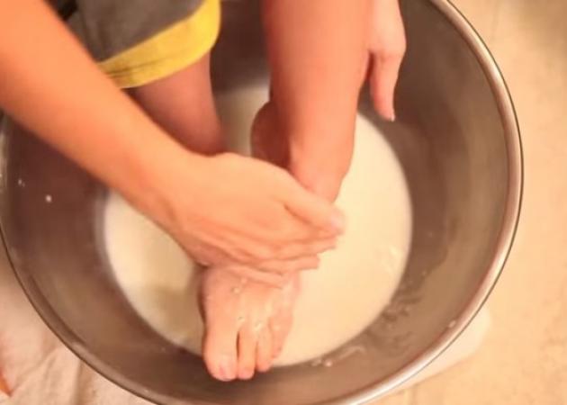 Βάζει τα πόδια της σε γάλα με μαγειρική σόδα – Πετυχαίνει κάτι μοναδικό! Βίντεο