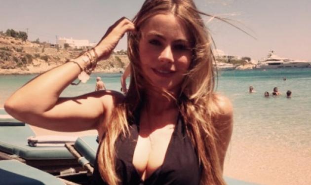 S. Vergara: Αναστατώνει… με τη σέξυ εμφάνισή της στις ελληνικές παραλίες! Φωτογραφίες
