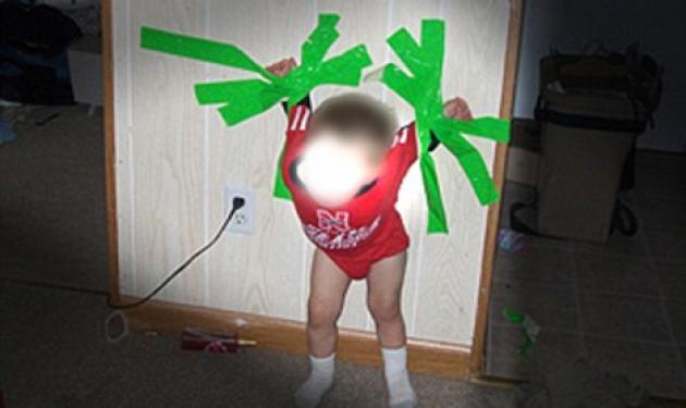 Σοκαριστικές φωτογραφίες ενός μωρού που το έδεσε η μητέρα του!