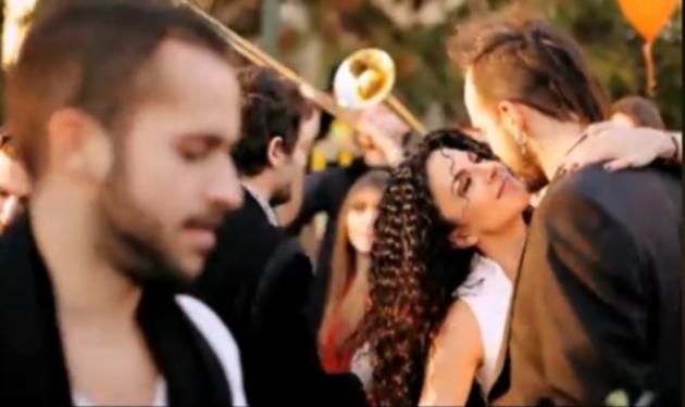 Μουζουράκης – Σολωμού: Καυτά φιλιά σε videoclip!