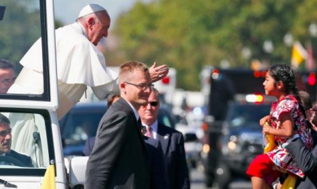Παγκόσμια συγκίνηση για το 5χρονο κοριτσάκι που κατάφερε να φτάσει στην αγκαλιά του Πάπα!