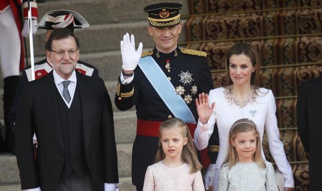 Η ενθρόνιση του νέου βασιλιά της Ισπανίας Φελίπε, έχοντας στο πλευρό του την σύζυγο και τις κόρες του!