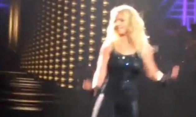 Το ντροπιαστικό ατύχημα της Britney Spears στη σκηνή! Video