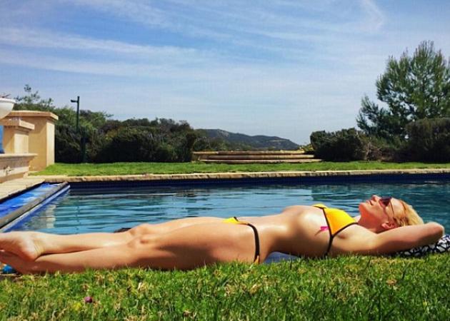 Britney Spears: Με μικροσκοπικό μπικίνι στην πισίνα του σπιτιού της!