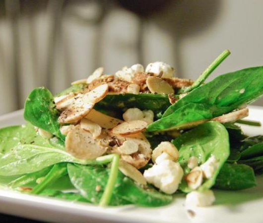 Σαλάτα σπανάκι με vinaigrette μελιού | tlife.gr Σαλάτα σπανάκι με vinaigrette μελιού | tlife.gr