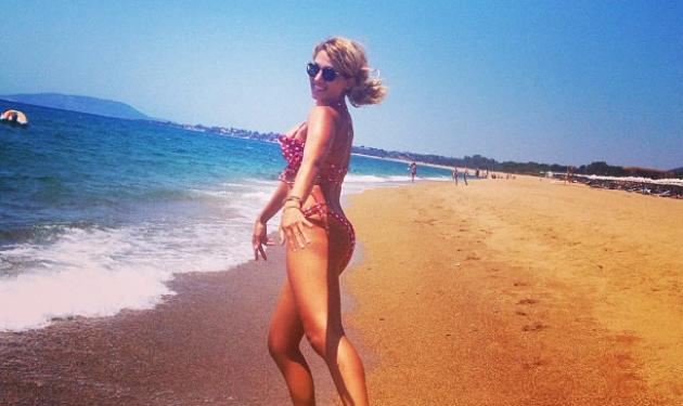 Κ. Σπυροπούλου: Σέξι πόζες με μαγιό στην παραλία