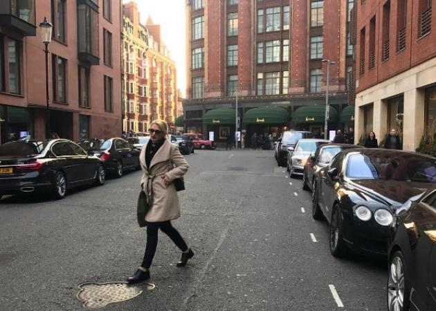 Κωνσταντίνα Σπυροπούλου: Συνεχίζει τις βόλτες στο στολισμένο Λονδίνο! [pics]