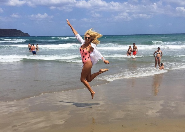 Κωνσταντίνα Σπυροπούλου: Όλες οι εμφανίσεις της με μαγιό στις παραλίες της Κρήτης!