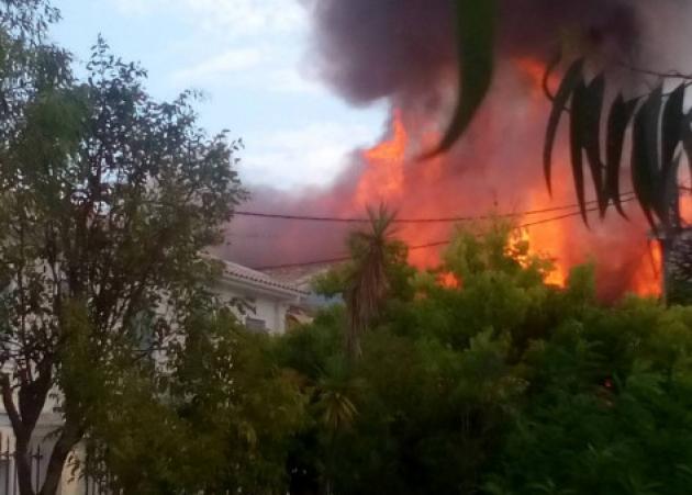 Φωτιά στη Λευκάδα! Λαμπάδιασε και κινηματογράφος – Στις φλόγες παραδόθηκαν έξι σπίτια και εκκενώθηκε εκκλησία