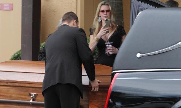 Φωτογράφιζε το φέρετρο και έπινε ποτό στην κηδεία της 18χρονης κόρης της! Το κράξιμο από τα Μ.Μ.Ε!