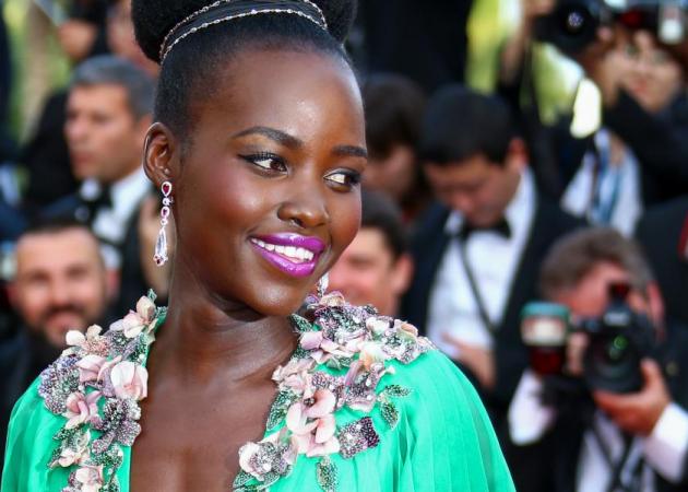 Αγνώριστη η Lupita Nyong’O με μακριά μαλλιά!