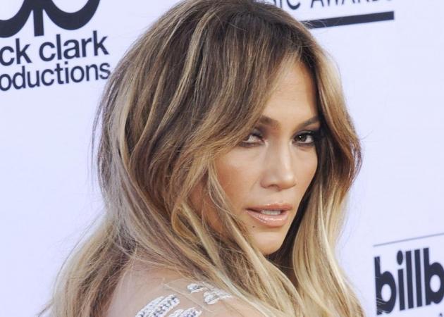 Breaking news! Η Jennifer Lopez έκοψε τα μαλλιά της κοντά (ή απλώς έβγαλε τα extensions)!