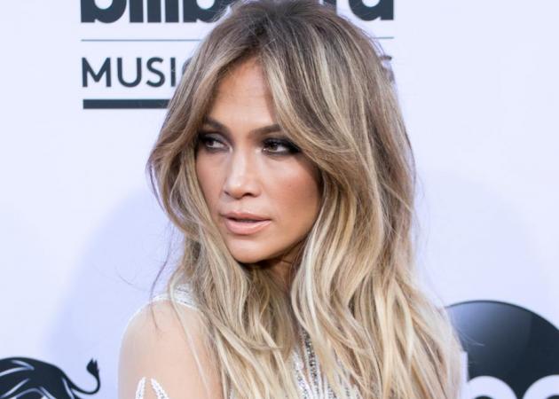 Η Jennifer Lopez έκοψε κι αααααλλο τα μαλλιά της!