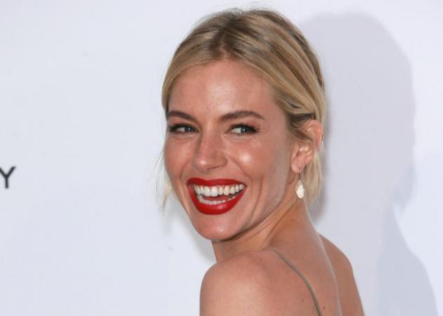 Η Sienna Miller έχει πλέον κατακόκκινα μαλλιά!