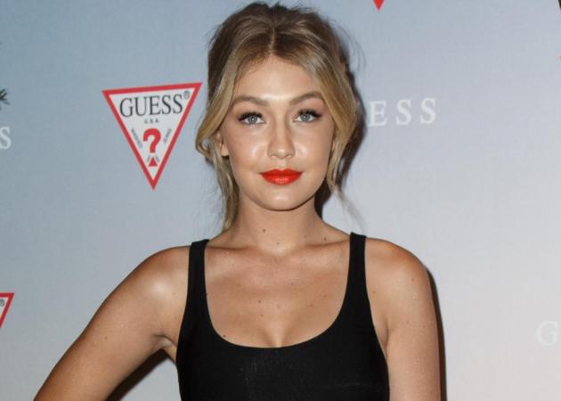 Η Gigi Hadid μας θυμίζει ξανά πόσο sexy είναι το glitter σώματος! Ποια να πάρεις!