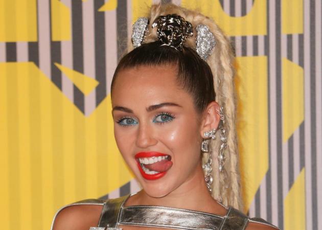 Δες τι έκανε η Miley Cyrus στα φρύδια της!