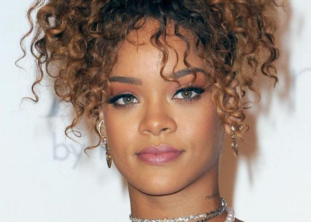 Η Rihanna έβαλε το πιο ασυνήθιστο χρώμα κραγιόν (και ζηλέψαμε!)