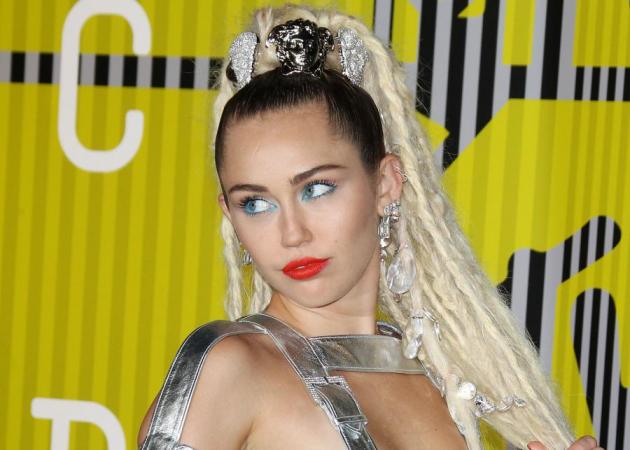 OMG! Η Miley Cyrus μελαχρινή!