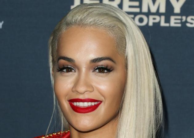 Rita Ora: ποια δύο καλλυντικά θα βρεις αν ανοίξει την τσάντα της!