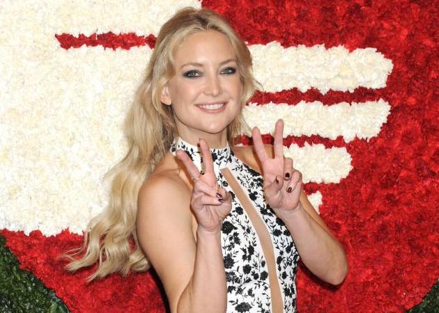 Η Kate Hudson κουρεύει τα μαλλιά της στην κάμερα!