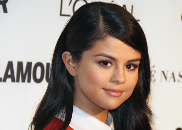 Η Selena Gomez θα μπορούσε να είναι μέλος της οικογένειας Addams! Δες εδώ το νέο της look!