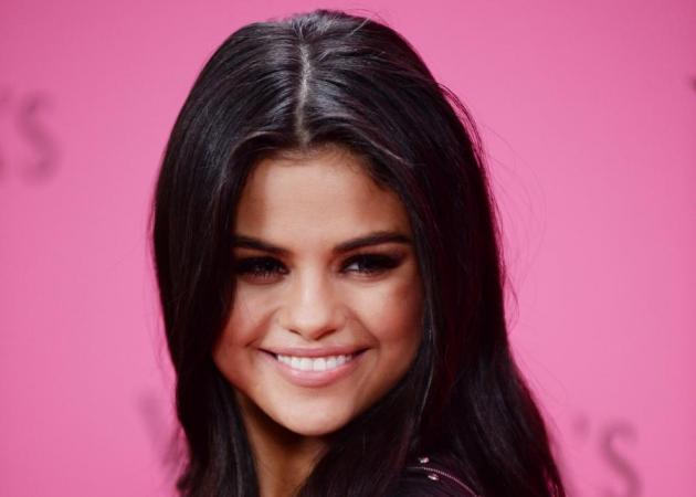 Η Selena Gomez θα σε κάνει να θες να βάλεις φακούς επαφής!