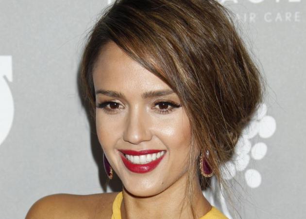 Ψάχνεις ένα κραγιόν σαν της Jessica Alba; Το βρήκαμε!