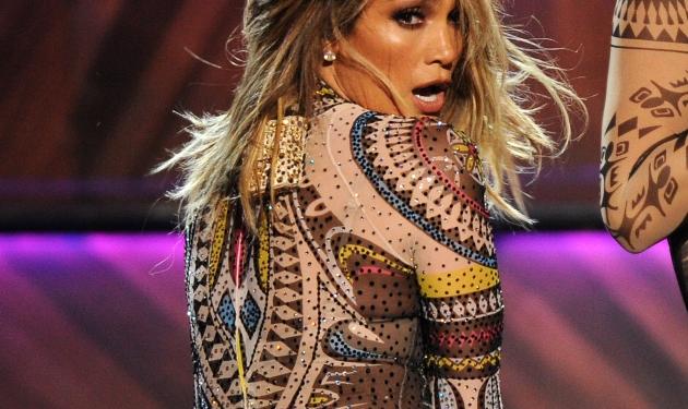 Jennifer Lopez: Η στενή φόρμα της στα Α.M.A και το αποκαλυπτικό ατύχημα της χορεύτριας!