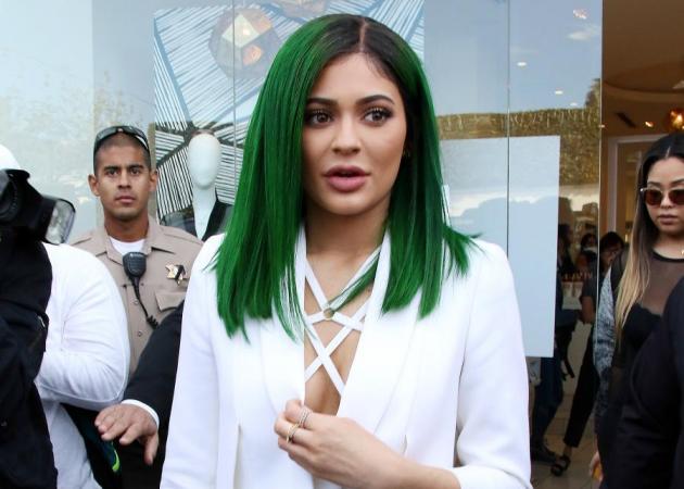 Κάποιος μας κάνει πλάκα! Το κραγιόν της Kylie Jenner έφτασε να πωλείται 10.000 δολάρια!