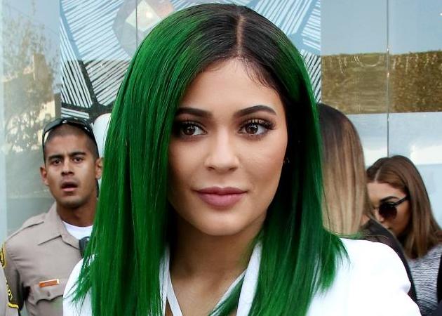 Kylie Jenner: το πρώτο κραγιόν που αγόρασε και το χρώμα που δεν θα βάψει ποτέ τα μαλλιά της!