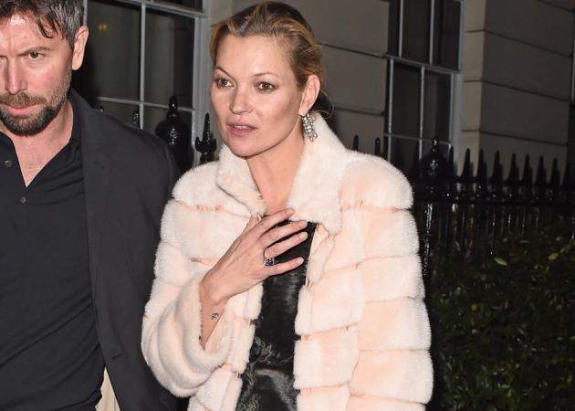 H Kate Moss αποτίει έναν ευφυή ενδυματολογικό φόρο τιμής στον David Bowie