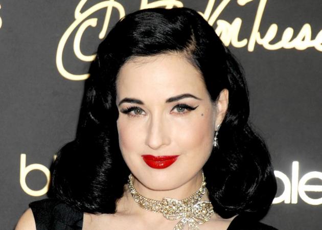 Τα τρία αγαπημένα κόκκινα κραγιόν της Dita Von Teese (και πώς είναι χωρίς κραγιόν)!