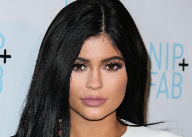 Η Kylie Jenner μας δείχνει το trick για να δείχνουν τα χείλη μας μεγαλύτερα στις photo!