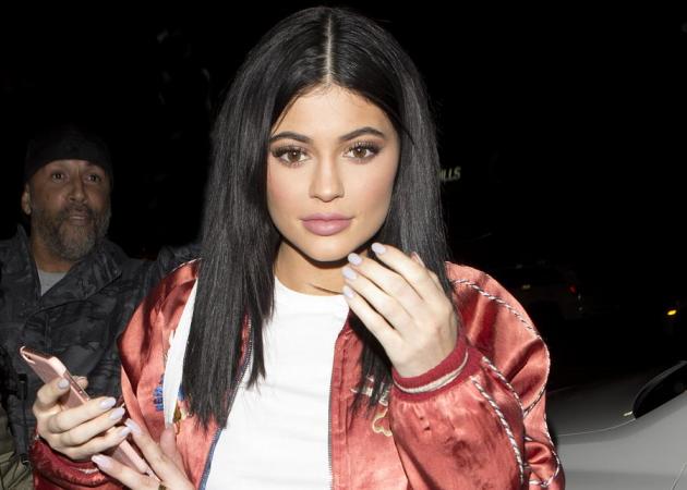 Βίντεο! Δες πώς φτιάχνονται τα κραγιόν της Kylie Jenner στο εργοστάσιο!